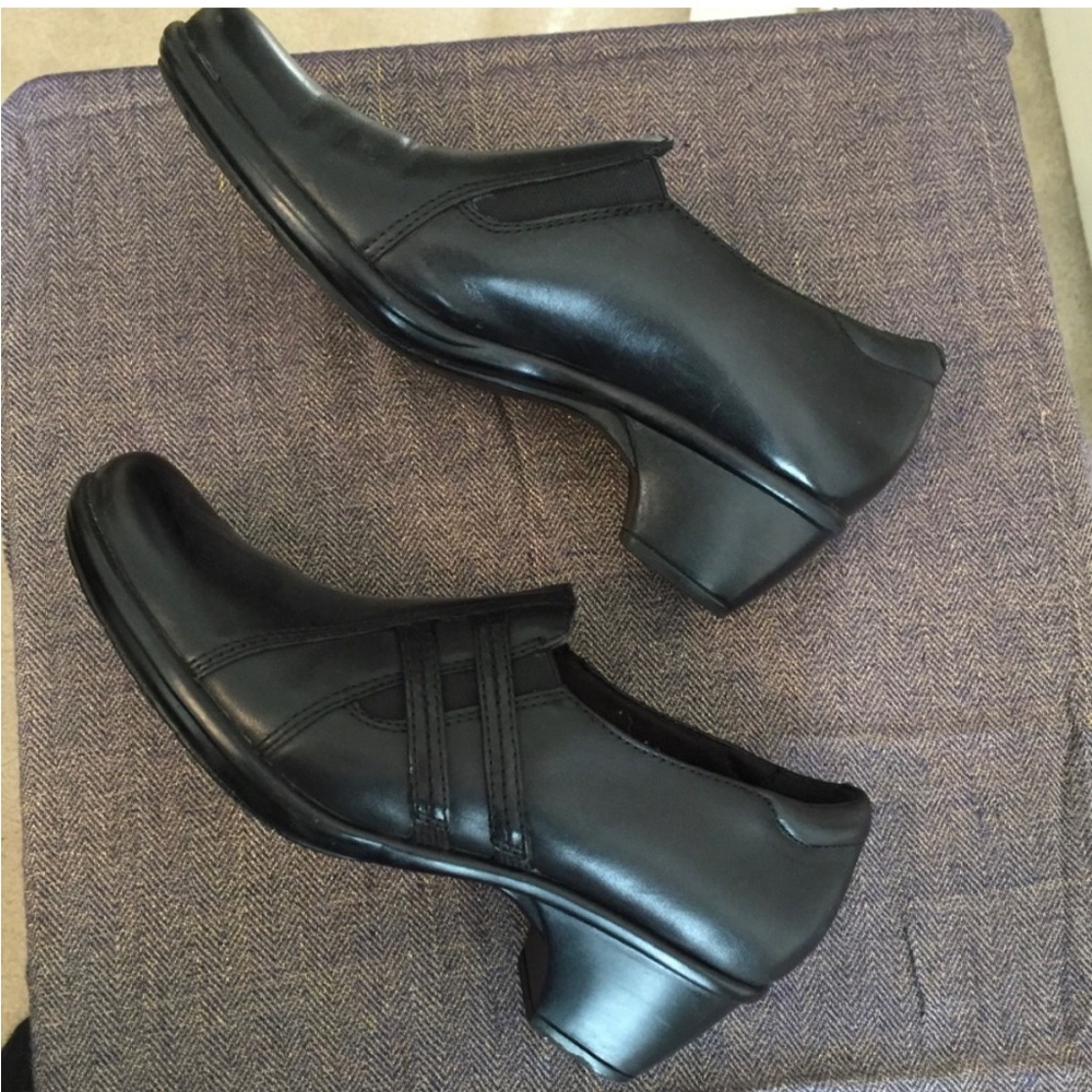 Clarks Black Leather Shooties 6 1/2 - Picture 4 of 4